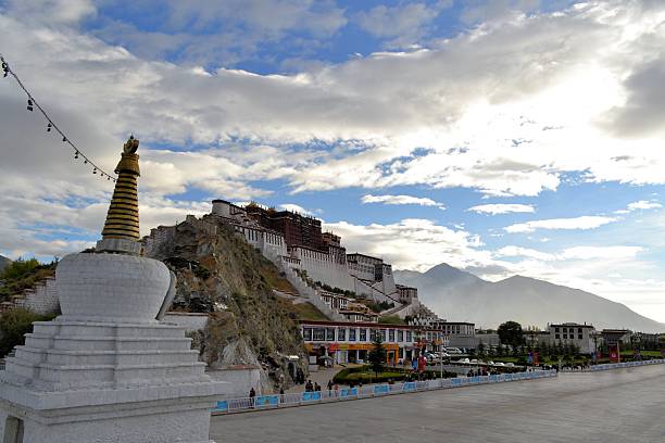 estupa budista y el palacio de potala en el tíbet - lamaism fotografías e imágenes de stock