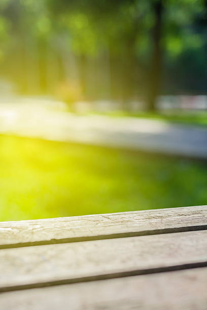 Gros plan sur une table de pique-nique dans la nature - Photo