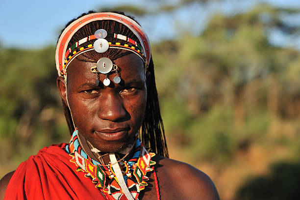 Retrato de Masai guerrero con vestido tradicional y joyas, Kenia - foto de stock