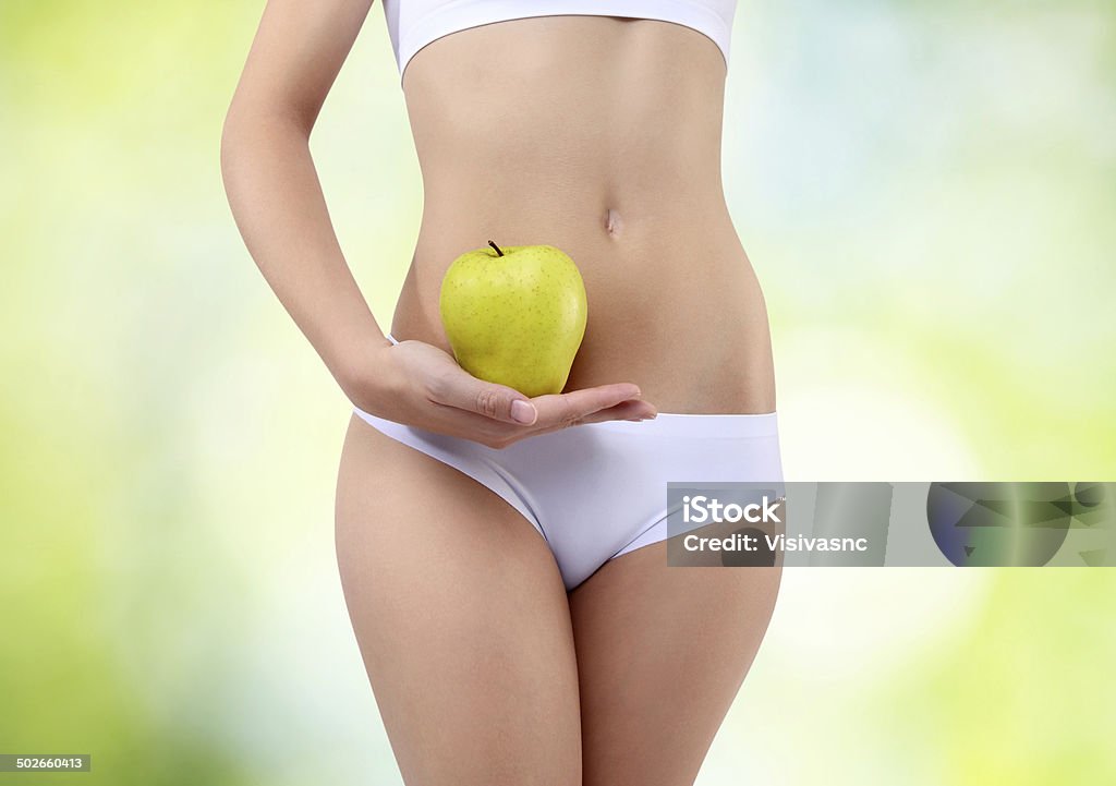 りんごを持つ女性の手に、ベリー - 1人のロイヤリティフリーストックフォト