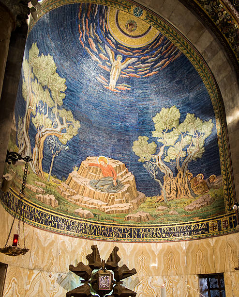 le mosaic plafond dans l'église de tous les peuples jérusalem - garden of gethsemane photos et images de collection