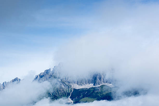 un giorno nuvoloso con cielo blu - screes foto e immagini stock