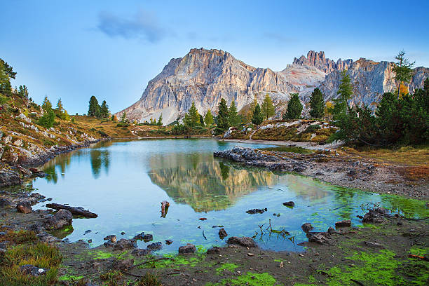 lago di limides e mount lagazuoi, dolomiti - tofane foto e immagini stock