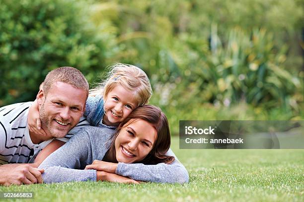 Feliz Familias Foto de stock y más banco de imágenes de Acostado - Acostado, Adulto, Adulto joven