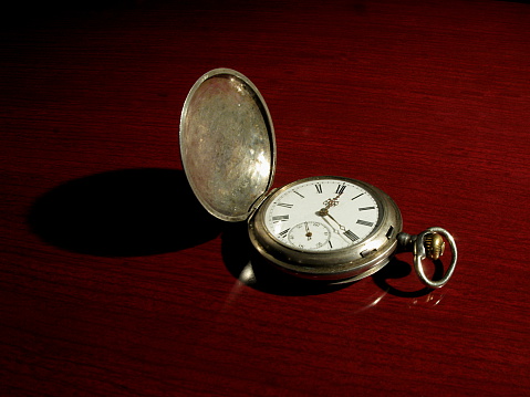 Vintage reloj de bolsillo sobre fondo rojo photo