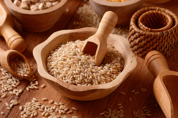 riso integrale in primo piano - brown rice rice healthy eating organic foto e immagini stock