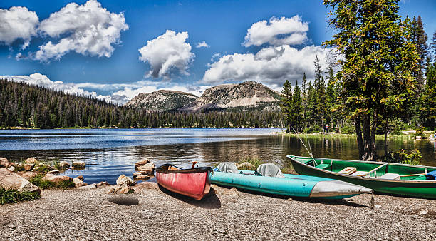 鏡湖、山々のユタ州 - motorboating travel vacations transportation ストックフォトと画像