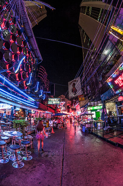 a gogo bares na soi cowboy, bangcoc, tailândia - gogo bar - fotografias e filmes do acervo