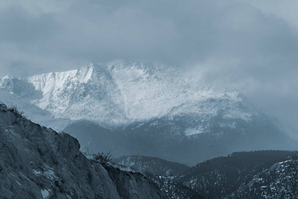 ekstremalnych zimowych warunkach pogodowych na pikes peak - 14000 foot peak zdjęcia i obrazy z banku zdjęć