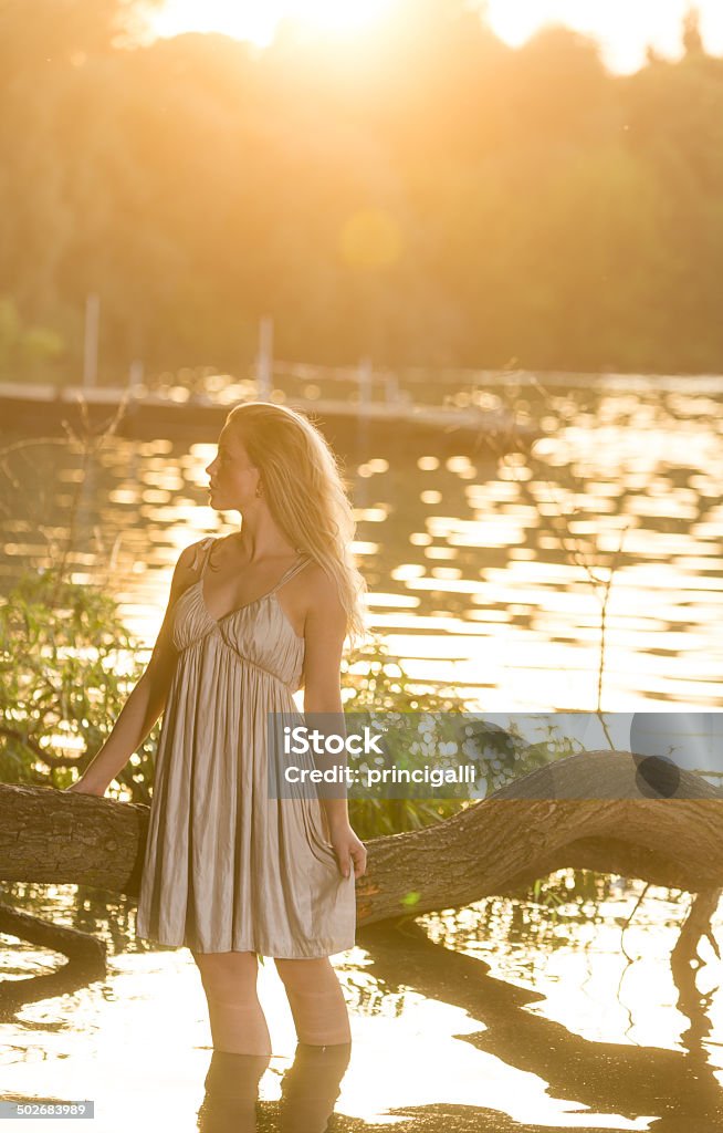 Frau im Wasser bei Sonnenuntergang - Lizenzfrei Abenddämmerung Stock-Foto