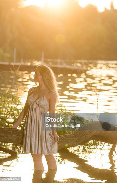 Frau Im Wasser Bei Sonnenuntergang Stockfoto und mehr Bilder von Abenddämmerung - Abenddämmerung, Abgeschiedenheit, Beleuchtet