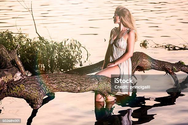 Photo libre de droit de Femme Sur Un Arbre Sur Leau banque d'images et plus d'images libres de droit de Activité de loisirs - Activité de loisirs, Adulte, Assis