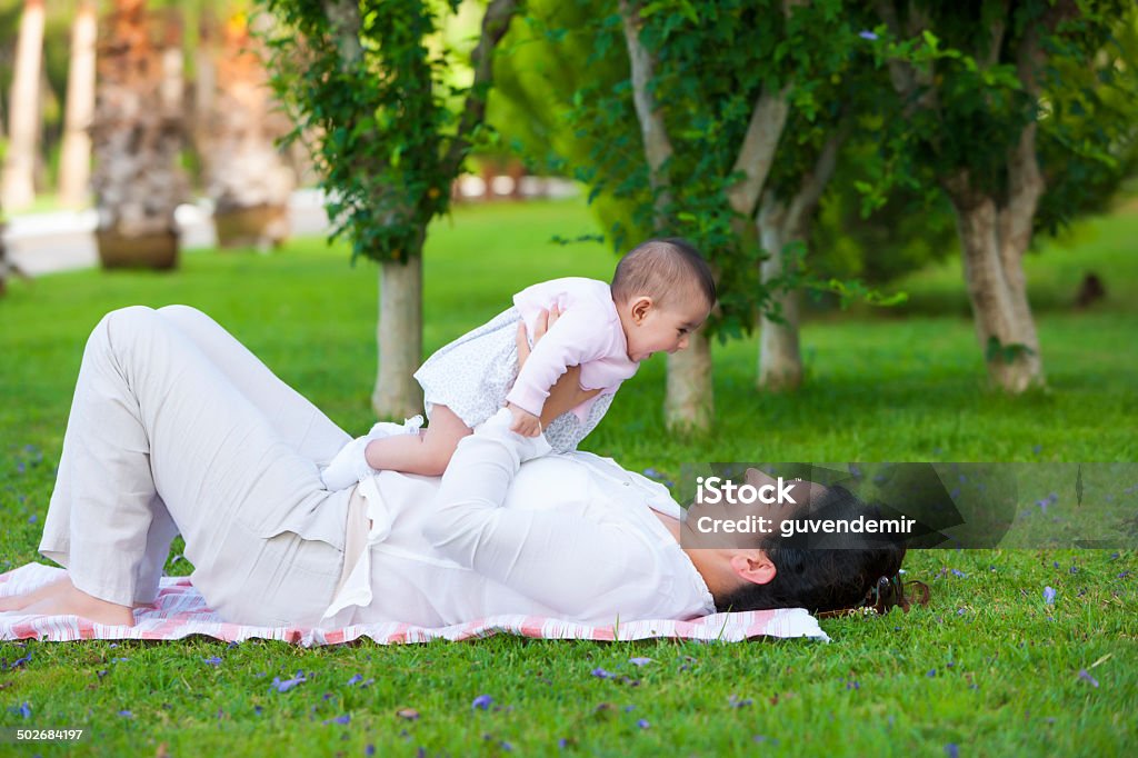 Matka trzyma dziecko Aloft - Zbiór zdjęć royalty-free (Codzienne ubranie)