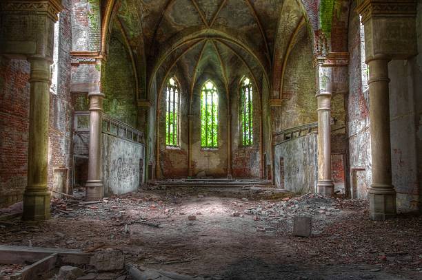 старый брошенных церковь - abandoned church indoors dirty стоковые фото и изображения