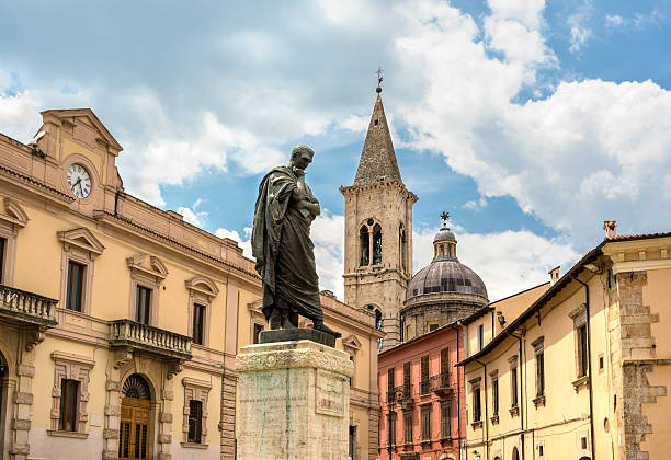 Estatua de Ovid en Piazza XX Settembre Sulmona Italia; Abruzzi - foto de stock