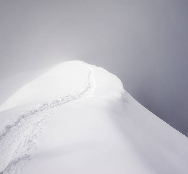 tajemniczych grzbiet górski - cliff mountain winter snow zdjęcia i obrazy z banku zdjęć