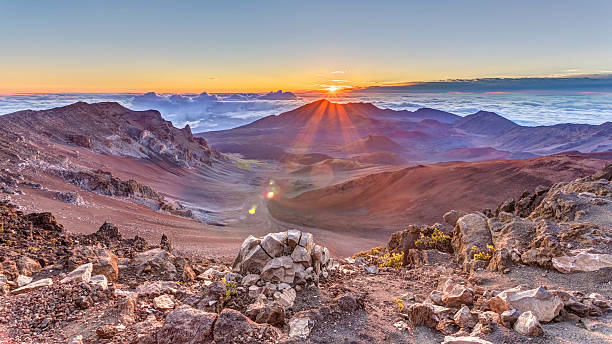 haleakala sonnenaufgang - haleakala national park maui nature volcano stock-fotos und bilder