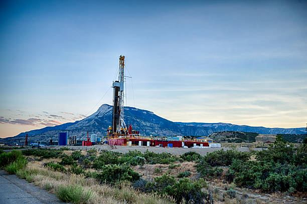 broca de torre de perforación - oil well fire fotografías e imágenes de stock