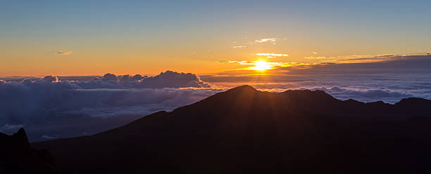 alba a diecimila piedi, sopra le nuvole - sunrise maui hawaii islands haleakala national park foto e immagini stock