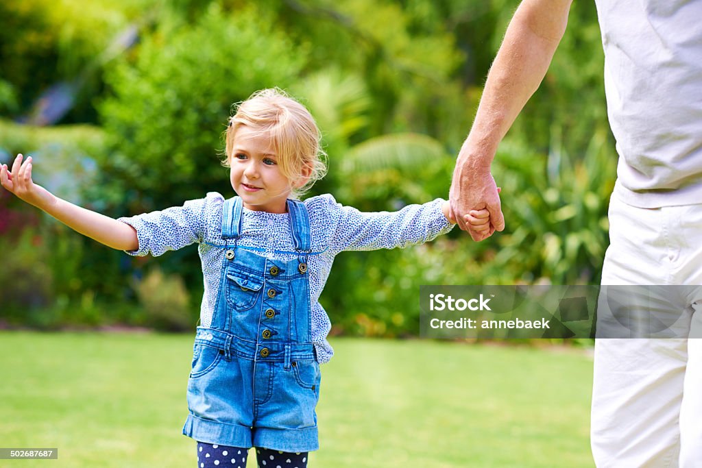 Safe in den Händen von ihrem Opa - Lizenzfrei Aktiver Senior Stock-Foto