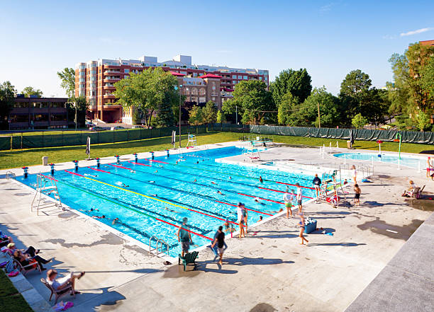 piscina pubblica - lifeguard swimming pool summer swimming foto e immagini stock