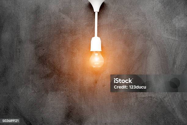 Glühbirne An Tafel Stockfoto und mehr Bilder von Glühbirne - Glühbirne, Grauer Hintergrund, Begriffssymbol
