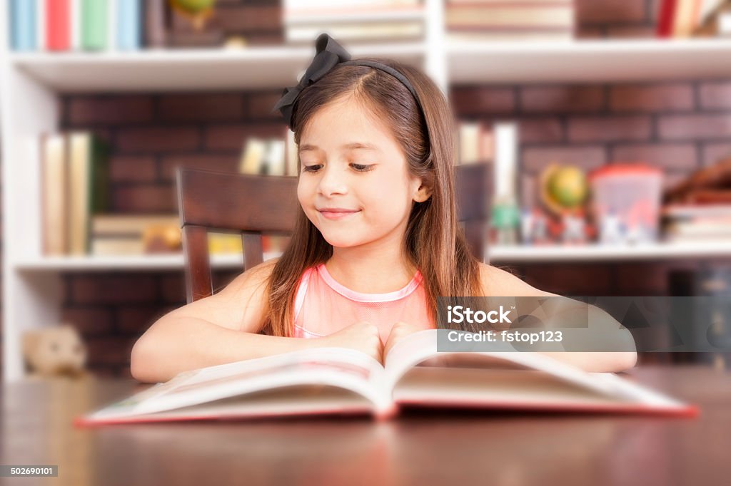 Amor a ler! Descida Latina garota goza de leitura na escola. - Foto de stock de Aberto royalty-free