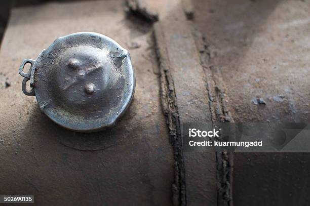 Tapón De Relleno En El Tanque De Un Camión Foto de stock y más banco de imágenes de Accidentes y desastres - Accidentes y desastres, Arte y artesanía, Artesanía