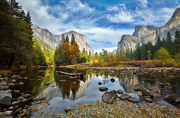 эль-капитан и река мерсед осенью - yosemite valley стоковые фото и изображения