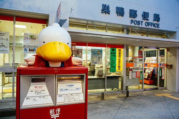 caixa de correio com o personagem sugamon sugamo post office - red asia send mail - fotografias e filmes do acervo