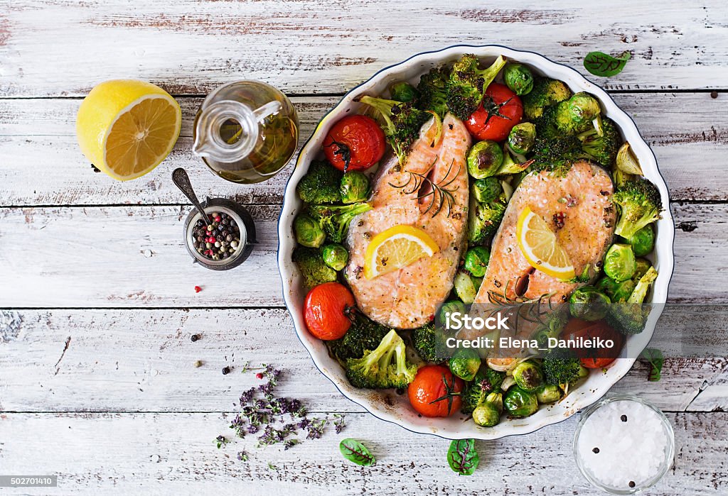 Filé de salmão assado com legumes. Dieta menu. Vista de cima - Foto de stock de Peixe royalty-free
