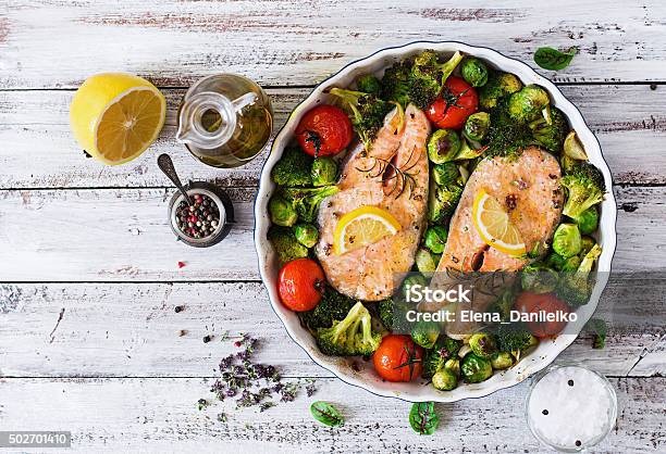 Foto de Filé De Salmão Assado Com Legumes Dieta Menu Vista De Cima e mais fotos de stock de Peixe