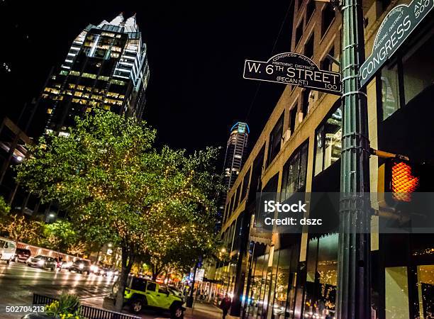 Photo libre de droit de Vie Nocturne Daustin Au Texas Centreville De Sixth Street Congress Panneau De Croisement banque d'images et plus d'images libres de droit de Austin - Texas