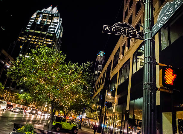 austin, tx centro de vida noturna, 6 sinal de cruzamento de congress street - 6th street - fotografias e filmes do acervo