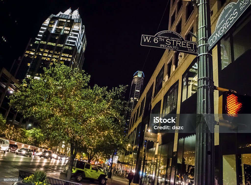 Остин TX центра ночной жизни, шестой Конгресс Стрит Знак Пересечение - Стоковые фото Остин - Техас роялти-фри