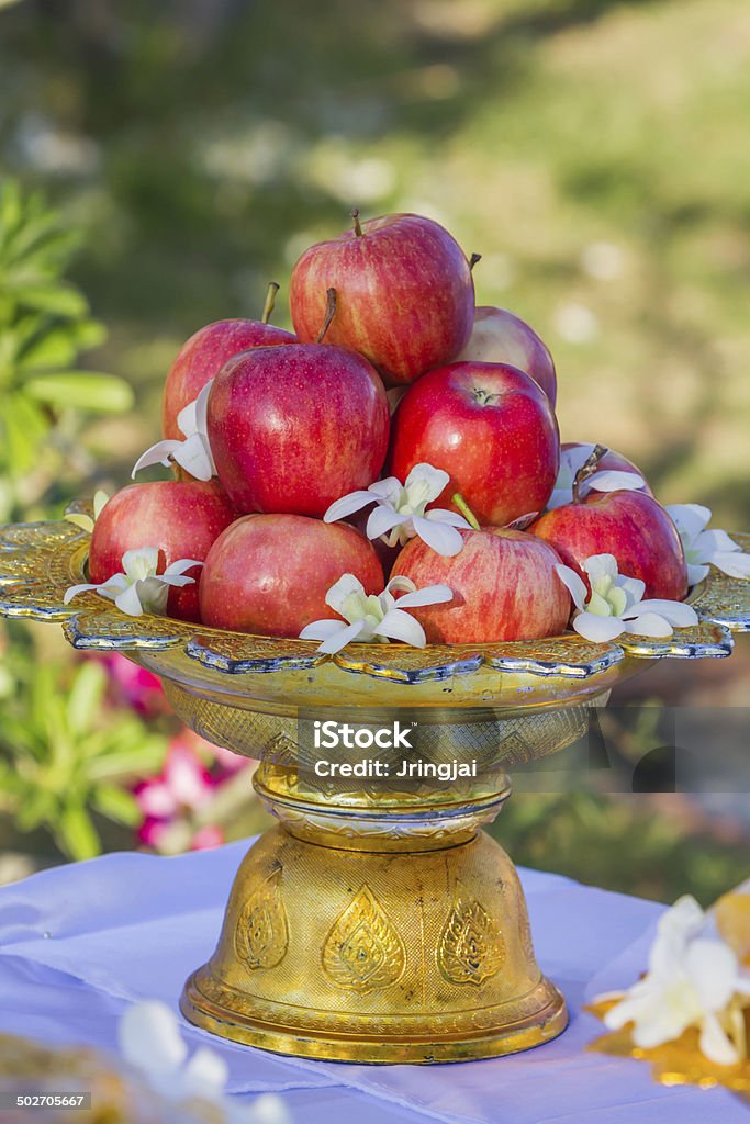 Red apple en una bandeja de oro en pedestal. - Foto de stock de Alimento libre de derechos