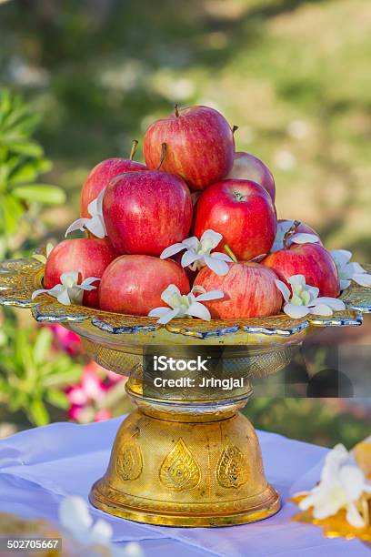 Red Apple En Una Bandeja De Oro En Pedestal Foto de stock y más banco de imágenes de Alimento - Alimento, Bandeja, Caléndula - Flor Templada