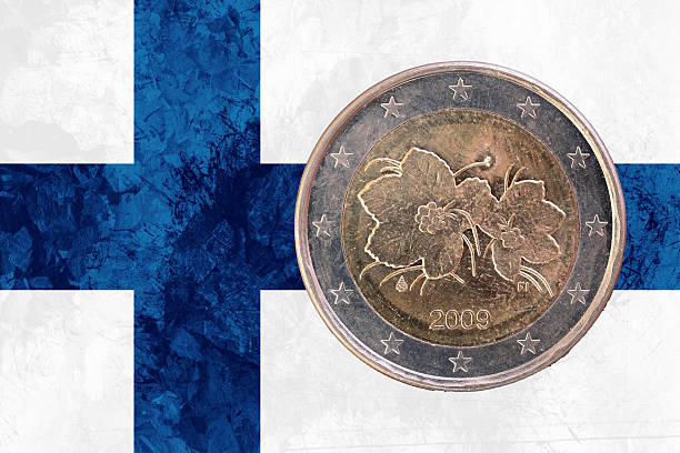 pièce de deux euros avec le finnois drapeau de la finlande comme arrière-plan - circulated photos et images de collection