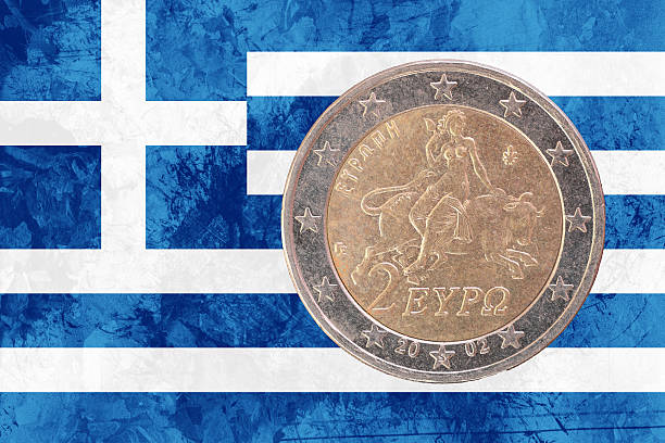 grecka moneta dwa euro z flaga grecja jako tło - circulated zdjęcia i obrazy z banku zdjęć