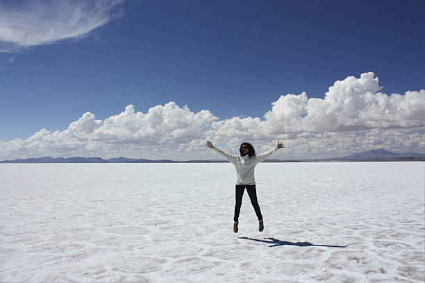 女性をジャンピングウユニ塩湖 - ウユニ塩湖 ストックフォトと画像