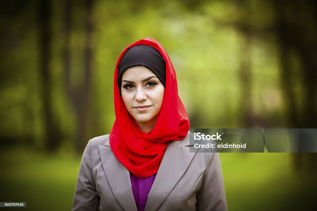 美しいイスラム教徒の女性が着ているヒジャーブ屋外ポートレート - アラビアのロイヤリティフリーストックフォト