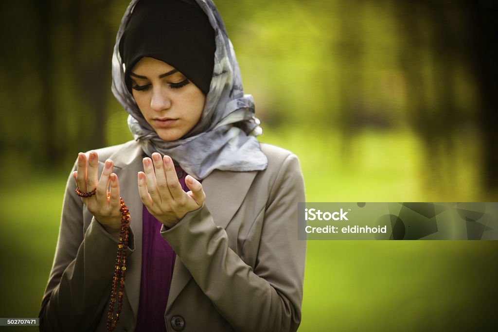 Hermosa mujer musulmana usando hiyab retrato rezar Alá al aire libre - Foto de stock de Adulto libre de derechos