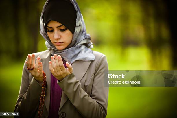 Piękna Kobieta Z Muzułmańskich W Hidżab Na Zewnątrz Portret Praying Allah - zdjęcia stockowe i więcej obrazów Arabia