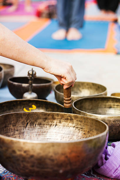 mão tocando ioga tigelas ao ar livre. - tibetan culture music sound recovery - fotografias e filmes do acervo