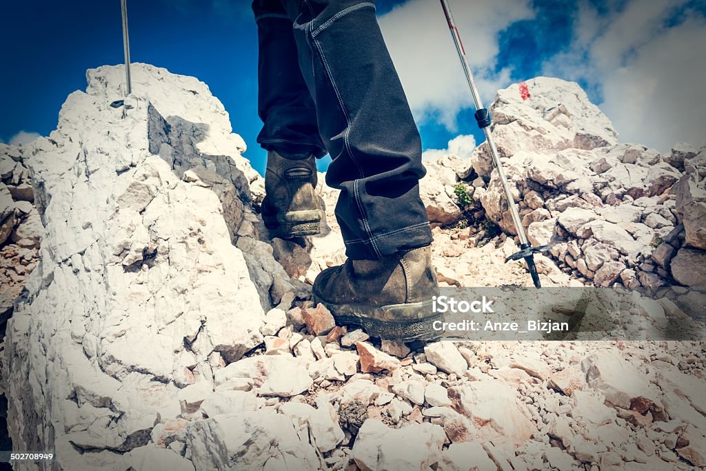 Plano aproximado de sapatos de caminhada, trekking postes - Royalty-free Andar Foto de stock