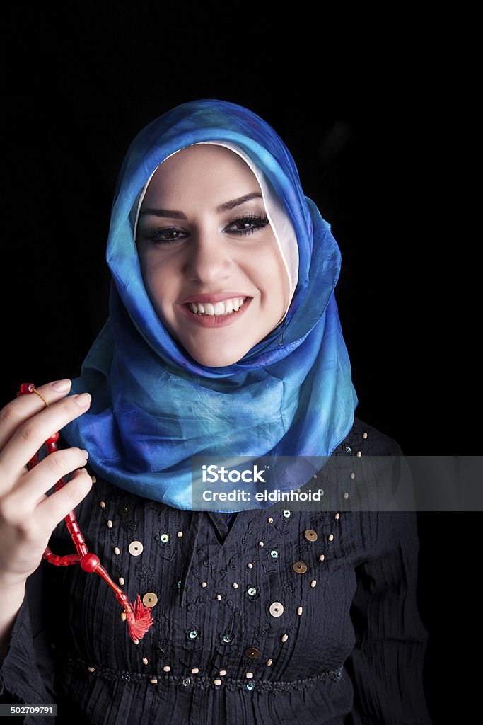 Bela mulher vestindo muçulmana hijab segurando do terço/tespih - Foto de stock de Adulto royalty-free