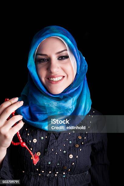 Foto de Bela Mulher Vestindo Muçulmana Hijab Segurando Do Terço Tespih e mais fotos de stock de Adulto