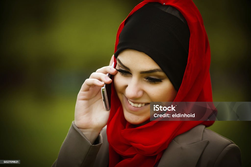 Bela mulher vestindo muçulmana hijab retrato ao ar livre - Foto de stock de Adulto royalty-free