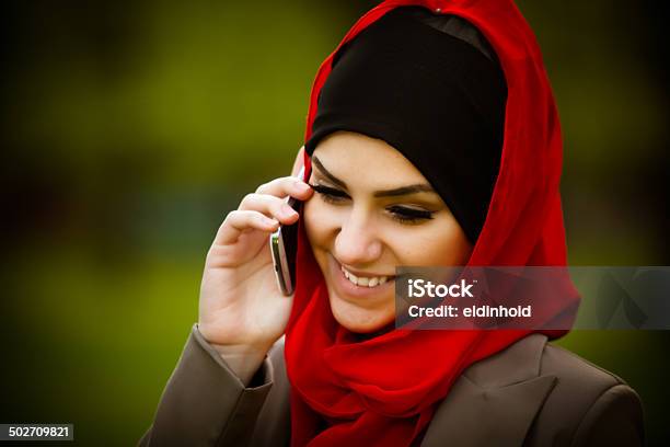 Foto de Bela Mulher Vestindo Muçulmana Hijab Retrato Ao Ar Livre e mais fotos de stock de Adulto