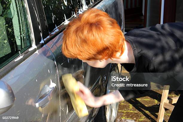 Photo libre de droit de Photo De Jeune Garçon Porte Avec Éponge De Lavage De Voiture Et Voiture De Lavage banque d'images et plus d'images libres de droit de Activité